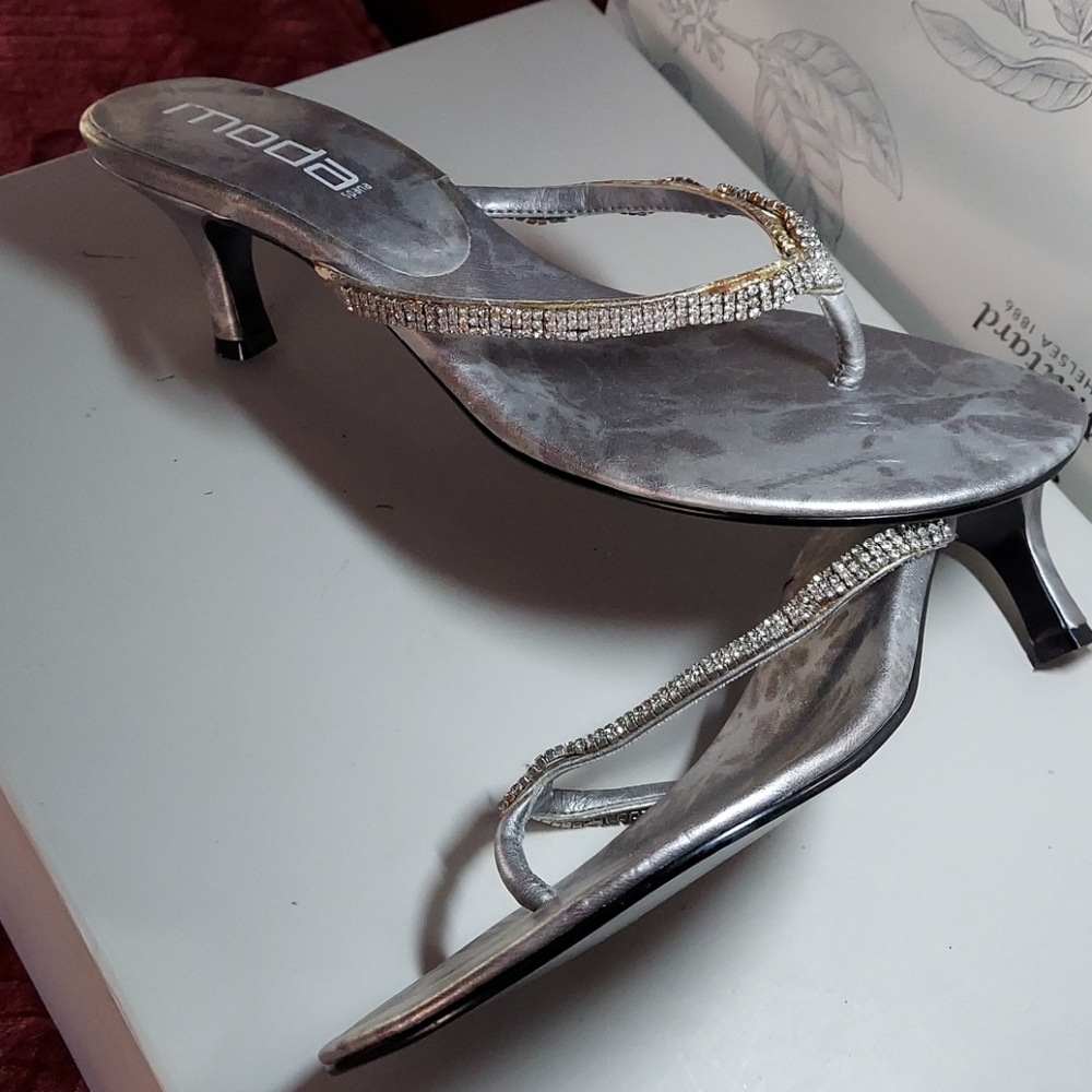 Moda Rhinestone Heeled Flip flops